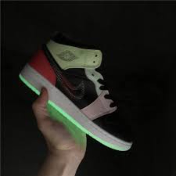 Nike Air Jordan 1 Mid SE (GS) "Glow In The Dark" Size 6.5/women’s 8 - Picture 3 of 3
